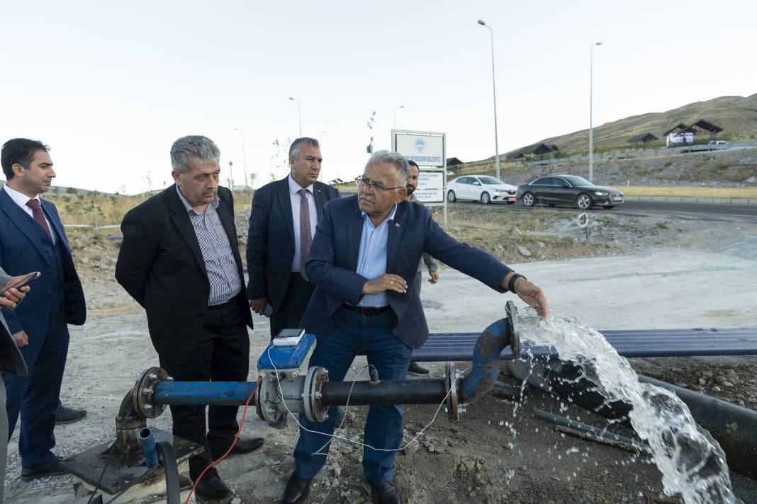 Erciyes Dağı'ndan fışkırdı. Saniyede 5 litre akıyor. Belediye Başkanı hemen teste gönderdi 11